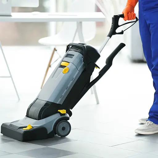 Reinigungskraft bei der Arbeit